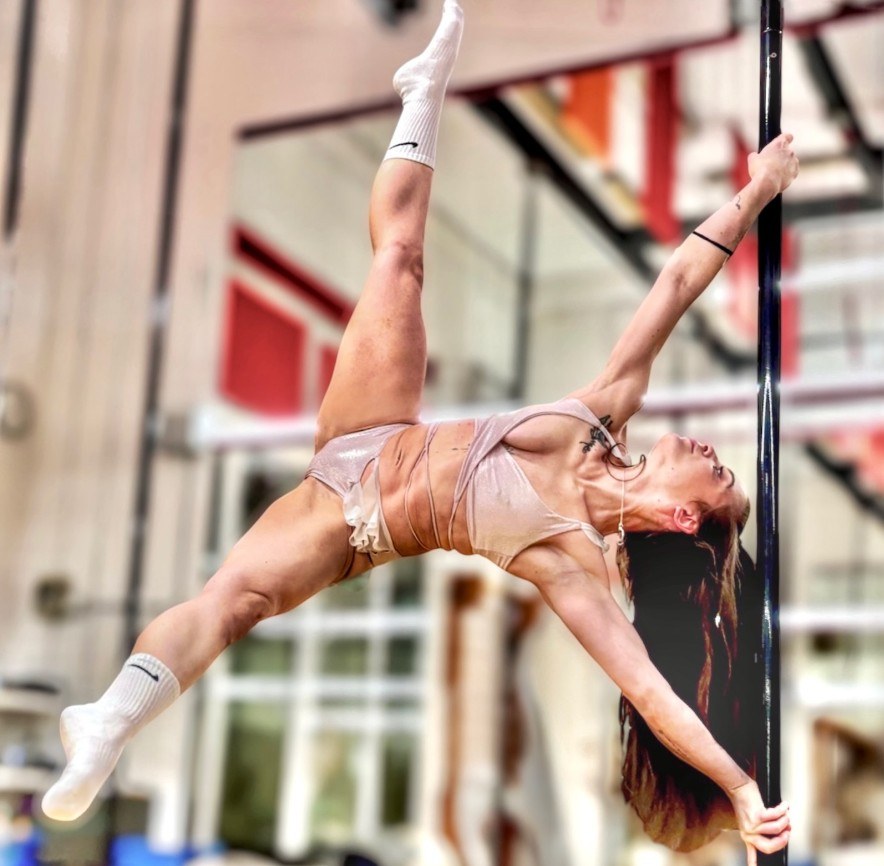 Lezione di pole dance di livello avanzato a Rimini